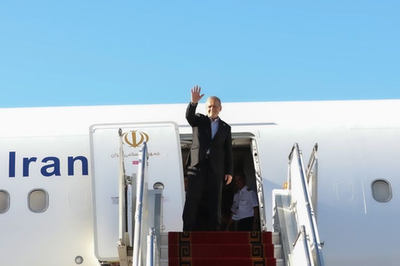 En esta imagen, distribuida por la Oficina Presidencial de Irán, el presidente Masoud Pezeshkian saluda a la prensa y las autoridades al embarcar en su avión en el aeropuerto de Mehrabad rumbo a Nueva York, para asistir a la Asamblea General de Naciones Unidas, en Teherán, Irán, el 22 de septiembre de 2026. (Oficina Presidencial de Irán vía AP)