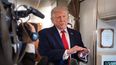 El presidente de Estados Unidos Donald Trump habla con reporteros a bordo del Air Force One en camino a la Base Aérea Andrews, en Maryland, el viernes 5 de junio de 2026. (AP Foto/Mark Schiefelbein)
