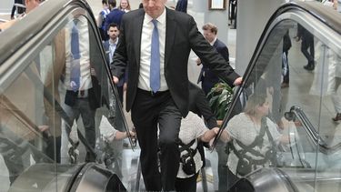 El senador demócrata Chris Murphy sube por una escalera eléctrica en la estación del tren subterráneo en el Senado, el martes 12 de marzo de 2024, en el Capitolio, en Washington. (AP Foto/Mariam Zuhaib)