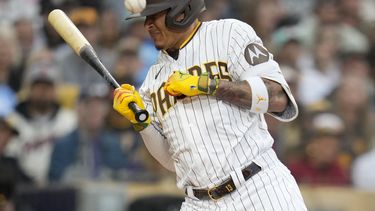 Manny Machado, de los Padres de San Diego, hace un gesto al ser golpeado con un lanzamiento en la segunda entrada del partido contra los Reales de Kansas City, en San Diego, el lunes 15 de mayo de 2023, y en la jugada su compañero Austin Nola anotó desde tercera base. (AP Foto/Gregory Bull)