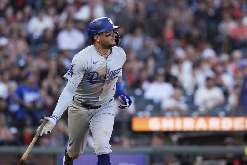 El venezolano de los Dodgers de Los Ángeles, Miguel Rojas observa su sencillo remolcador ante los Gigantes de San Francisco durante la 10ma entrada del juego de béisbol, el sábado 29 de junio de 2024, en San Francisco. (AP Foto/Godofredo A. Vásquez)