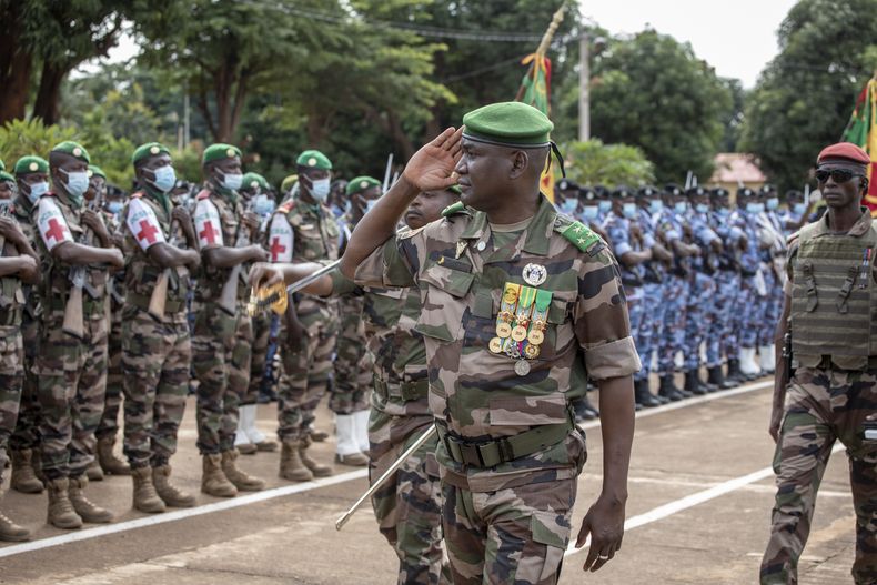 El jefe del Estado Mayor Conjunto del ejército de Mali, mayor general Oumar Diarra, inspeccionando la tropa en el desfile del día de la independencia en Bamako, Mali, el 22 de septiembre del 2022. (AP foto)