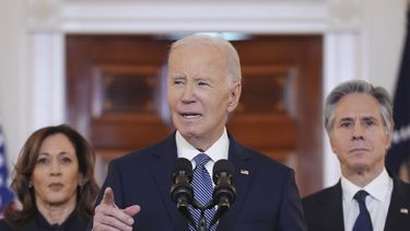 El presidente Joe Biden, en el centro, con la vicepresidenta Kamala Harris, a la izquierda, y el secretario de Estado Anthony Blinken, a la derecha, habla en el Cross Hall de la Casa Blanca sobre el anuncio de un acuerdo de alto el fuego en Gaza y la liberación de decenas de rehenes tras más de 15 meses de guerra, el miércoles 15 de enero de 2025, en Washington. (AP foto/Evan Vucci)