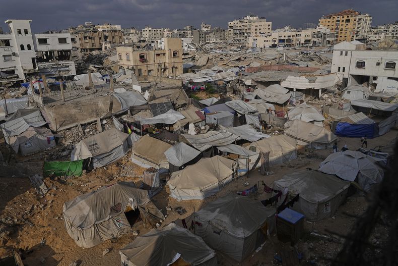 Palestinos desplazados viven en un campamento de tiendas de campaña en la Ciudad de Gaza, el 23 de junio de 2025. (AP Foto/Jehad Alshrafi)