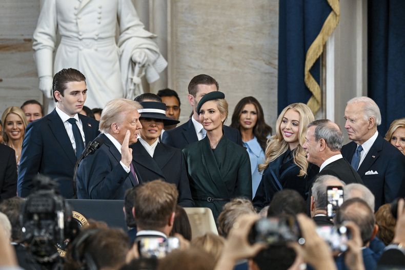 El presidente electo Donald Trump al tomar juramento como presidente de Estados Unidos en la Rotonda del Capitolio estadounidense en Washington el 20 de enero del 2025. (Kenny Holston/The New York Times via AP, Pool)