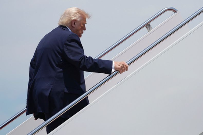 El presidente Donald Trump se sube al Air Force One, el viernes 5 de junio del 2026, en la Base Aérea Andrews, Maryland. (AP foto/Mark Schiefelbein)