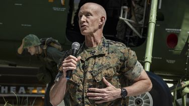 Esta imagen, proporcionada por la Infantería de Marina de EEUU, muestra al teniente coronel James Glynn hablando el 14 de julio de 2023 durante el cambio de mando del Regimiento Guerrero Herido, en el Museo Nacional de la Infantería de Marina en Triangle, Virginia. (Cabo Mitchell Johnson/Infantería de Marina vía AP)