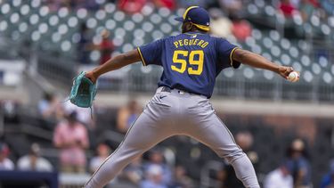 El dominicano Elvis Peguero, de los Cerveceros de Milwaukee, lanza en la quinta entrada del juego ante los Bravos de Atlanta, el jueves 8 de agosto de 2024 (AP Foto/Jason Allen)