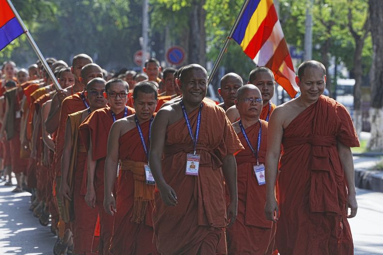 Monjes budistas camboyanos marchan por una calle durante un acto para rezar por los soldados que murieron en combate con las tropas tailandesas a lo largo de su frontera, y para realizar un peregrinaje por la paz, en Nom Pen, Camboya, el 8 de agosto de 2025. (AP Foto/Heng Sinith)