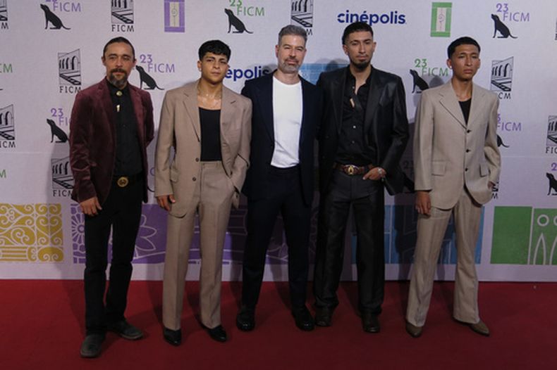 ARCHIVO - El actor Osvaldo Sánchez, de izquierda a derecha, el actor Víctor Prieto, el director David Pablos, el actor Giovanni Ontiveros y el actor Hemir Causin posan en la alfombra roja de la película En el camino en el Festival Internacional de Cine de Morelia, en México, el martes 14 de octubre de 2025. (Foto AP/Berenice Bautista, archivo)