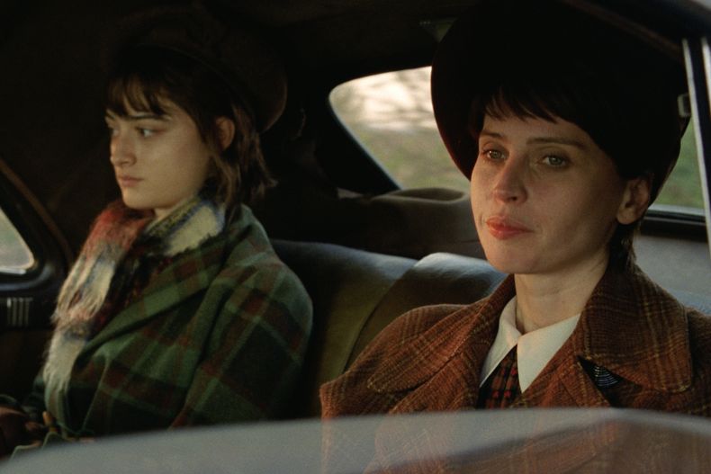 Esta imagen difundida por A24 muestra a Raffey Cassidy, izquierda, y Felicity Jones en una escena de The Brutalist. (Lol Crawley/A24 via AP)