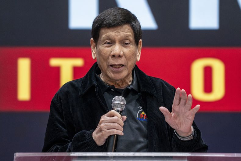 El expresidente filipino Rodrigo Duterte habla en el estadio Southorn durante un acto de agradecimiento organizado por trabajadores filipinos partidarios del exmandatario, el domingo 9 de marzo de 2025, en Hong Kong. (AP Foto/Vernon Yuen)