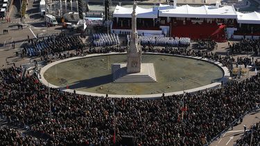 americateve | Multitud de fieles se re&uacute;nen para una misa en honor de la familia en Madrid, Espa&ntilde;a, el domingo 29 de diciembre de 2013. (Foto AP/Andr&eacute;s Kudacki)