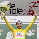 Adam Yates del equipo UAE Team Emirates celebra en el podio tras proclamarse campeón del Tour de Romandía, el domingo 30 de abril de 2023, en Ginebra. (Jean-Christophe Bott/Keystone vía AP)