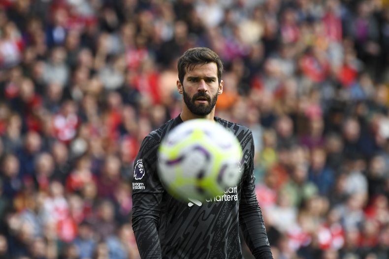 El arquero de Liverpool Alisson durante el partido contra Nottingham en la Liga Premier, el 14 de septiembre de 2024, en Liverpool. (AP Foto/Rui Vieira)