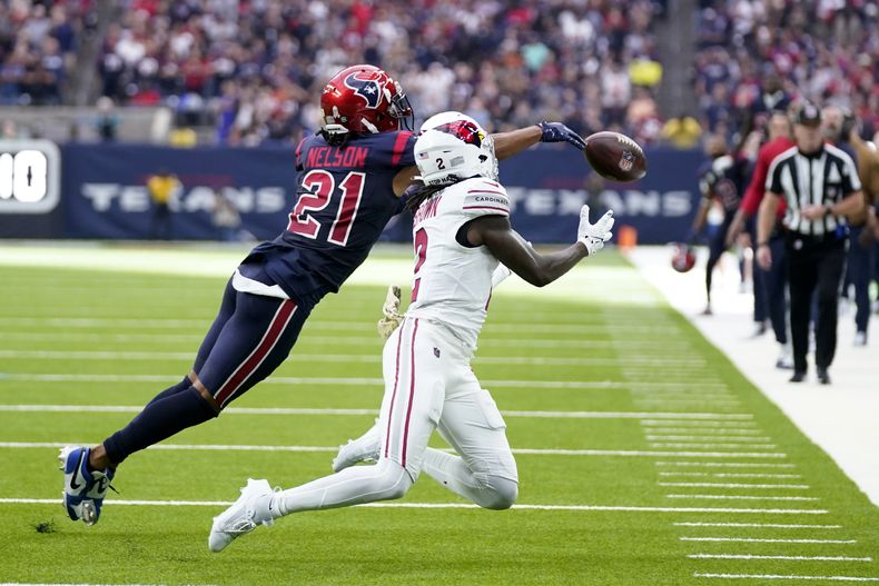El cornerback Steven Nelson (21), de los Texans de Houston, desvía un pase que buscaba las manos del wide receiver Marquise Brown (2), de los Cardinals de Arizona, al final del cuarto periodo en el partido de la NFL en Houston, el domingo 19 de noviembre de 2023. (AP Foto/Eric Christian Smith)