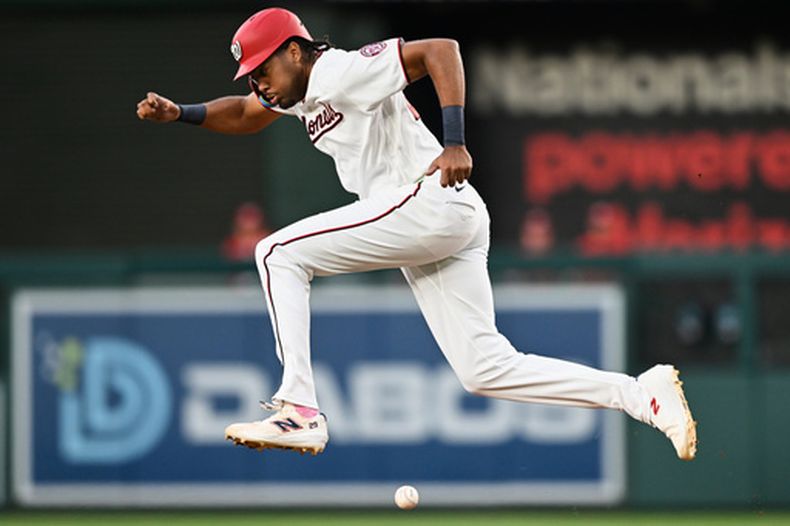 James Wood, de los Nacionales de Washington, salta para eludir una pelota durante el encuentro ante los Mets de Nueva York, el martes 19 de mayo de 2026 (AP Foto/John McDonnell)