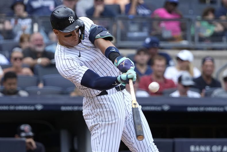 Aaron Judge de los Yankees de Nueva York batea un jonrón en la cuarta entrada ante los Guardianes de Cleveland el jueves 22 de agosto del 2024. (AP Foto/Pamela Smith)