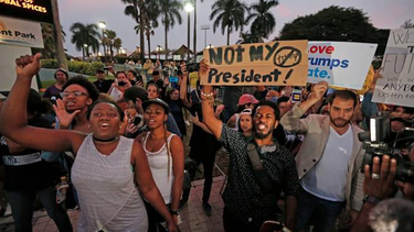 inmigrantes de miami protestan aval del alcalde a trump