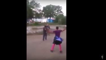 [video] emigrantes cubanos se enfrentan a policia armado en honduras