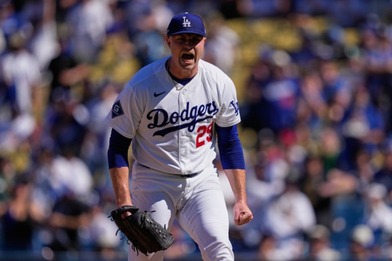Tarik Skubal, abridor de los Dodgers de Los Ángeles, festeja luego de ponchar a Austin Riley, de los Bravos de Atlanta, en el primer juego de la serie divisional de la Liga Nacional, el sábado 3 de octubre de 2026 (AP Foto/Mark J. Terrill)