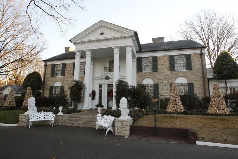 ARCHIVO - Graceland, la casa de Elvis Presley, en una fotografía del 7 de enero de 2011, en Memphis, Tennessee. La oficina del fiscal general de Tennessee dijo el martes 25 de junio de 2024 que entregó su investigación sobre la venta fallida de Graceland, en una subasta de ejecución hipotecaria a las autoridades federales, informó un periódico. (Foto AP/Mark Humphrey, archivo)