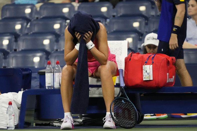 Victoria Azarenka, de Bielorrusia, reacciona contra Yuliia Starodubtseva, de Ucrania, durante un partido de primera ronda del Campeonato Abierto de Tenis de Estados Unidos, el lunes 26 de agosto de 2024, en Nueva York. (AP Foto/Frank Franklin II)