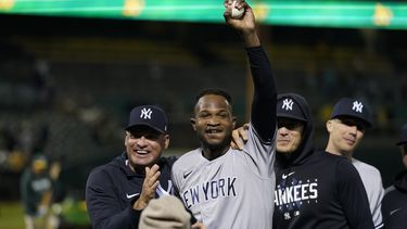 Domingo Germán de los Yanquis de Nueva York alza la pelota tras lanzar un juego perfecto ante los Atléticos de Oakland, el miércoles 28 de junio de 2023, en Oakland. (AP Foto/Godofredo A. Vásquez)