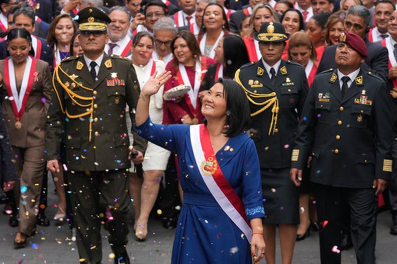 La presidenta de Perú, Keiko Fujimori, se dirige al palacio presidencial tras su toma de posesión en Lima, Perú, el martes 28 de julio de 2026. (Foto AP/Martín Mejía)