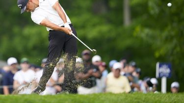 Xander Schauffele le pega a la bola en el fairway en el hoyo ocho en la primera ronda del PGA Championship en el Valhalla Golf Club en Louisville, Kentucky el jueves 16 de mayo del 2024. (AP Foto/Matt York)