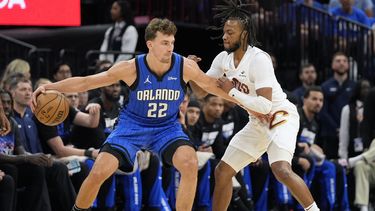 Franz Wagner (22) del Magic de Orlando con el balón ante Darius Garland de los Cavaliers de Cleveland en los playoffs de la NBA, el sábado 27 de abril de 2024, en Orlando. (AP Foto/John Raoux)