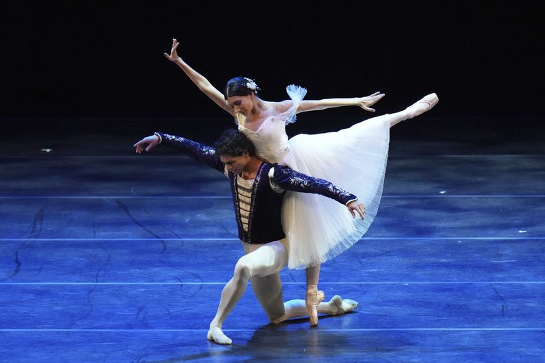 El reconocido bailarín de ballet mexicano Isaac Hernández, a la izquierda, del American Ballet Theatre, y Jasmine Jimison se presentan en Despertares en el Auditorio Nacional de la Ciudad de México, el sábado 30 de agosto de 2025. (Foto AP/Eduardo Verdugo)