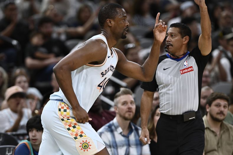 El alero de los Spurs de San Antonio, Harrison Barnes (40), celebra una canasta de 3 puntos durante la primera mitad de un partido de baloncesto de la NBA contra los Raptors de Toronto, el domingo 13 de abril de 2025, en San Antonio. (AP Foto/Darren Abate)