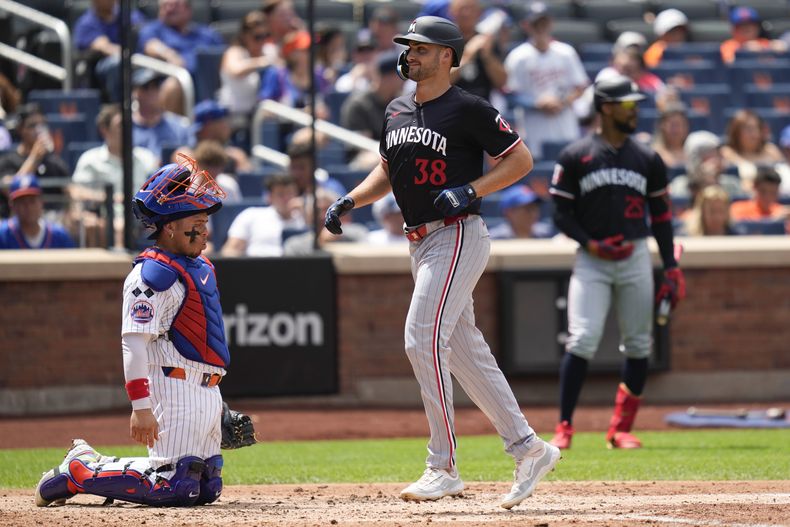 Matt Wallner, de los Mellizos de Minnesota, comienza su trote tras conectar un jonrón, delante del venezolano Francisco Álvarez, de los Mets de Nueva York, el miércoles 31 de julio de 2024 (AP Foto/Seth Wenig)