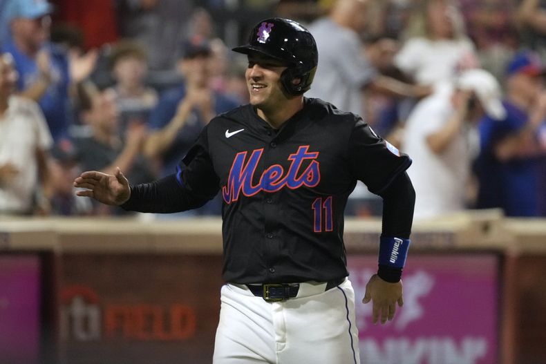 El cubano José Iglesias, de los Mets de Nueva York, festeja tras anotar ante los Nacionales de Washington, el miércoles 10 de julio de 2024 (AP Foto/Pamela Smith)