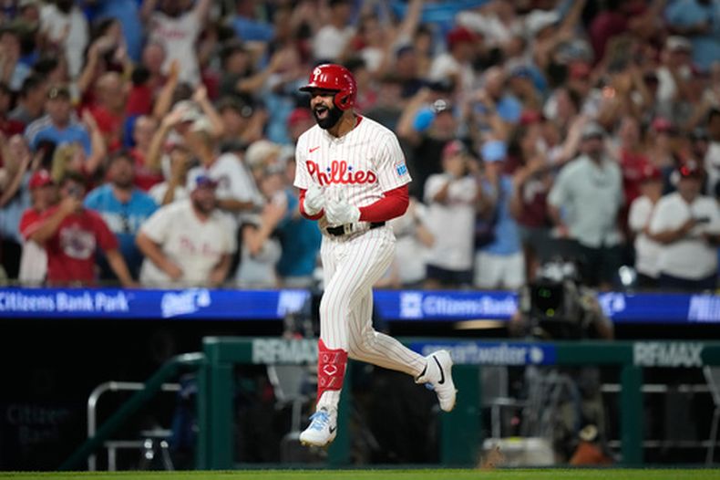 Derek Hill, de los Filis de Filadelfia, reacciona después de batear un grand slam frente a Tom Cosgrove, lanzador de los Nacionales de Washington, durante la séptima entrada del juego de béisbol de Grandes Ligas, el lunes 3 de agosto de 2026, en Filadelfia. (AP Foto/Matt Slocum)