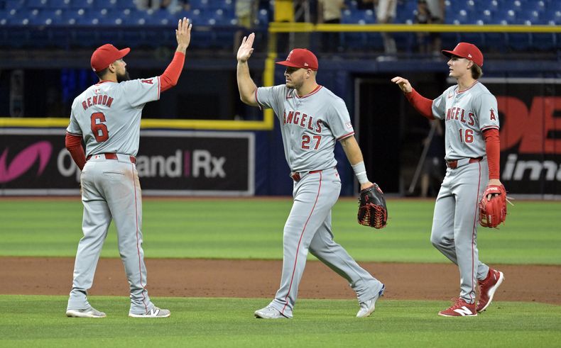 Anthony Rendón (6), Mike Trout (27) y Mickey Moniak (16), de los Angelinos de Los Ángeles, celebran después de la victoria del equipo sobre los Rays de Tampa Bay en un partido de béisbol el miércoles 17 de abril de 2024 en St. Petersburg, Florida (AP Foto/Steve Nesius)