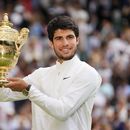 Carlos Alcaraz alza el trofeo de campeón de Wimbledon tras derrotar a Novak Djokovic en la final, el domingo 16 de julio de 2023, en Londres. (AP Foto/Kirsty Wigglesworth)
