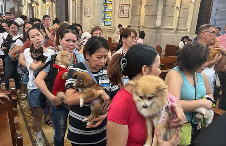 Personas en el evento de bendición de mascotas en Manila, Filipinas, el 4 de octubre del 2026. (AP foto/Joeal Calupitan)