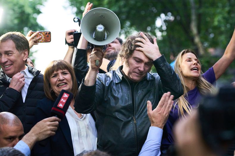 El presidente Javier Milei sostiene un megáfono mientras encabeza un mitin de campaña previo a las elecciones de mitad de período, en Tres de Febrero, provincia de Buenos Aires, Argentina, el viernes 17 de octubre de 2025. (AP Foto/Rodrigo Abd)