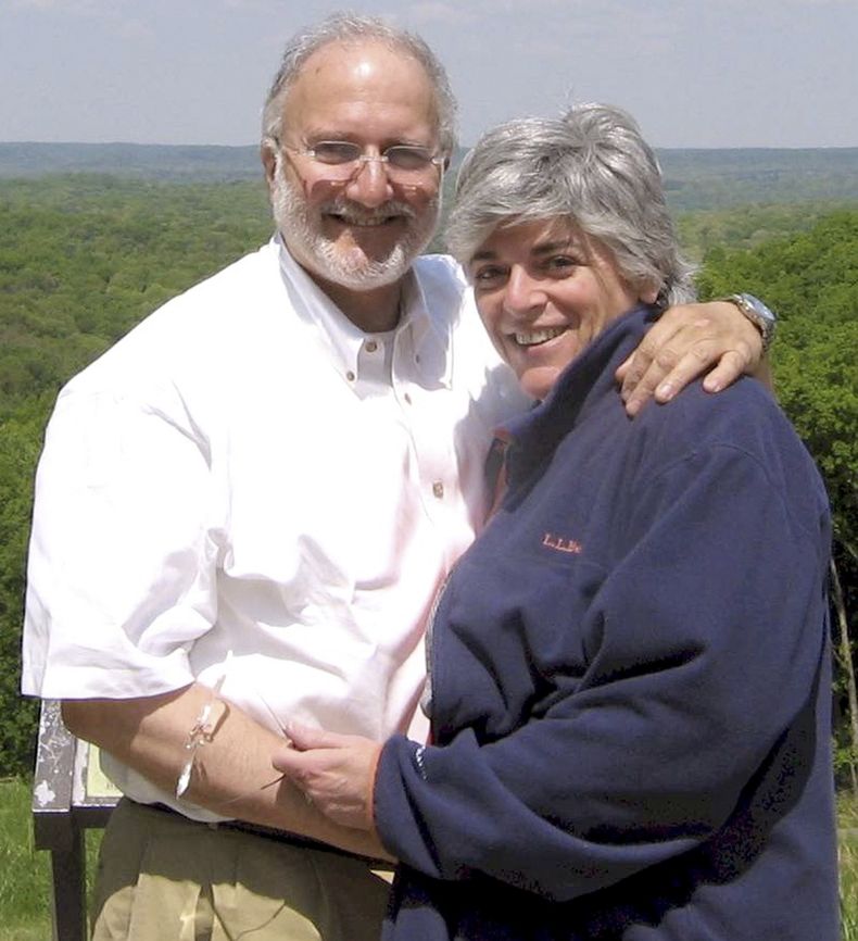 Alan y Judy Gross sonr&iacute;en en una foto sin fecha suministrada por la familia Gross. Alan Gross, que ha estado preso en Cuba m&aacute;s de cuatro a&ntilde;os despu&eacute;s que instal&oacute; acceso al internet ilegalmente en la isla, suspendi&oacute