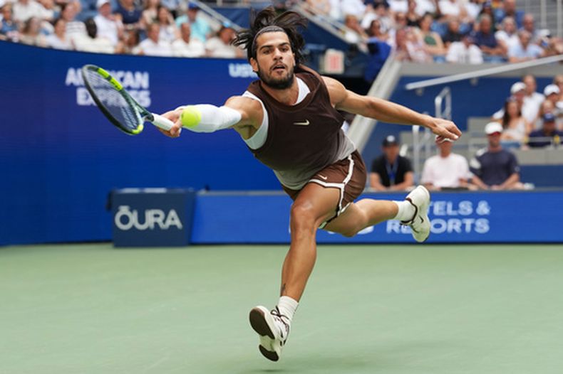 Carlos Alcaraz devuelve ante Wu Yibing durante la tercera ronda del US Open, el viernes 4 de septiembre de 2026, en Nueva York. (AP Foto/Kirsty Wigglesworth)