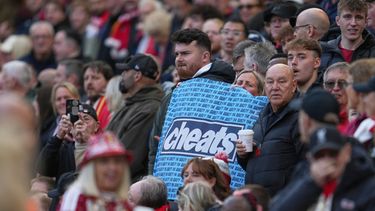 Hinchas de Liverpool previo al partido contra Manchester City en la Liga Premier, el domingo 11 de octubre de 2026, en Liverpool. (AP Foto/Jon Super)