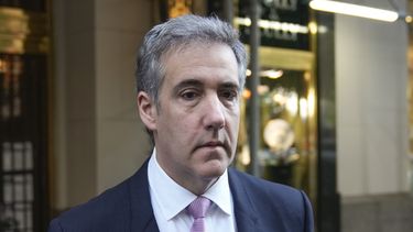 Michael Cohen sale de su edificio de apartamentos para ir al tribunal en Manhattan, ciudad de Nueva York, el 20 de mayo de 2024. (Foto AP/Seth Wenig)