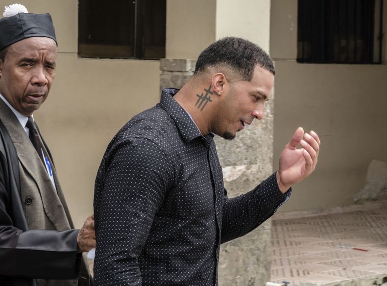 El campocorto dominicano de los Rays de Tampa Bay Wander Franco, quien es acusado de abuso sexual de una niña de 14 años, abandona el tribunal después de que se aplazó su juicio en Puerto Plata, República Dominicana el miércoles 14 de agosto del 2024. (AP Foto/Ricardo Hernandez)