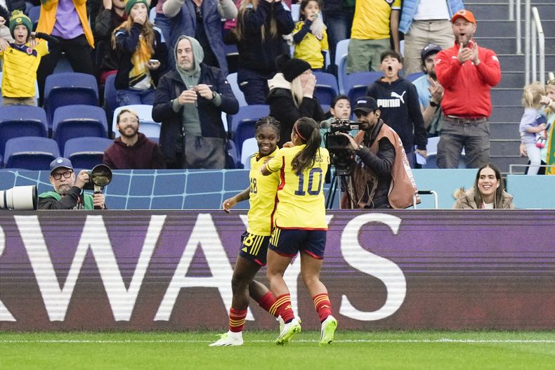 La colombiana Linda Caicedo (izquierda) celebra luego de anotar el segundo gol de su equipo durante el partido del Grupo H en la Copa Mundial femenina ante Corea del Sur, en Sídney, el martes 25 de julio de 2023. (AP Foto/Rick Rycroft)
