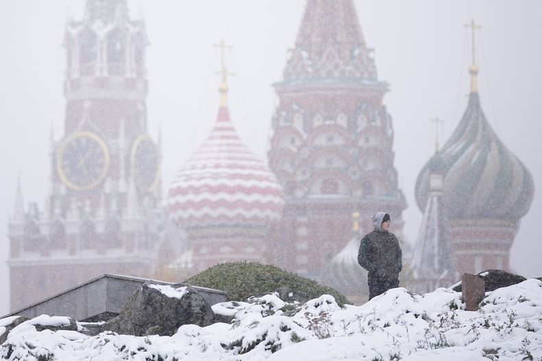 El parque Zaryadye y la torre Spasskaya del Kremlin al lado de la Catedral de San Basilio en Moscú, Rusia, el 6 de noviembre del 2024. (AP foto/Pavel Bednyakov)