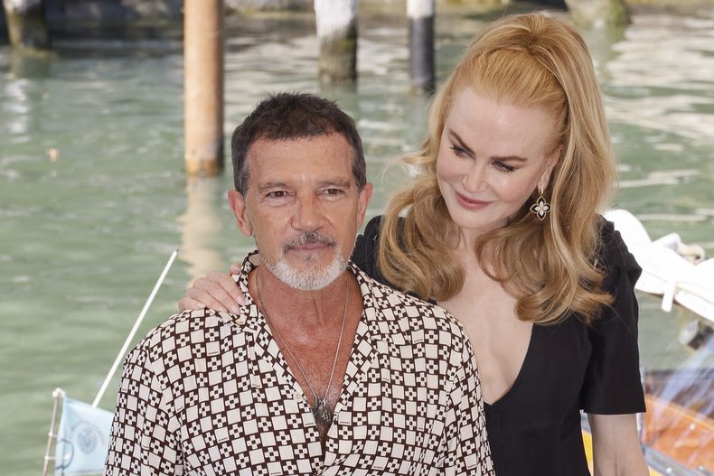 Antonio Banderas, izquierda, y Nicole Kidman posan a su llegada a la conferencia de la película Babygirl durante la 81ª edición del Festival de Cine de Venecia en Venecia, Italia, el viernes 30 de agosto de 2024. (Foto Joel C Ryan/Invision/AP)