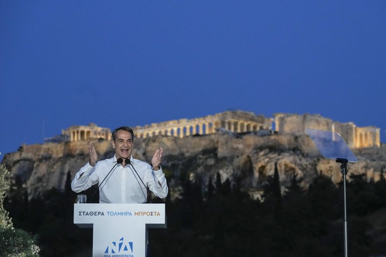 El primer ministro griego Kyriakos Mitsotakis habla en un acto electoral en Atenas, frente a la colina de la Acrópolis, 19 de mayo de 2023. Las elecciones generales se realizan el 21 de mayo. (AP Foto/Thanassis Stavrakis)