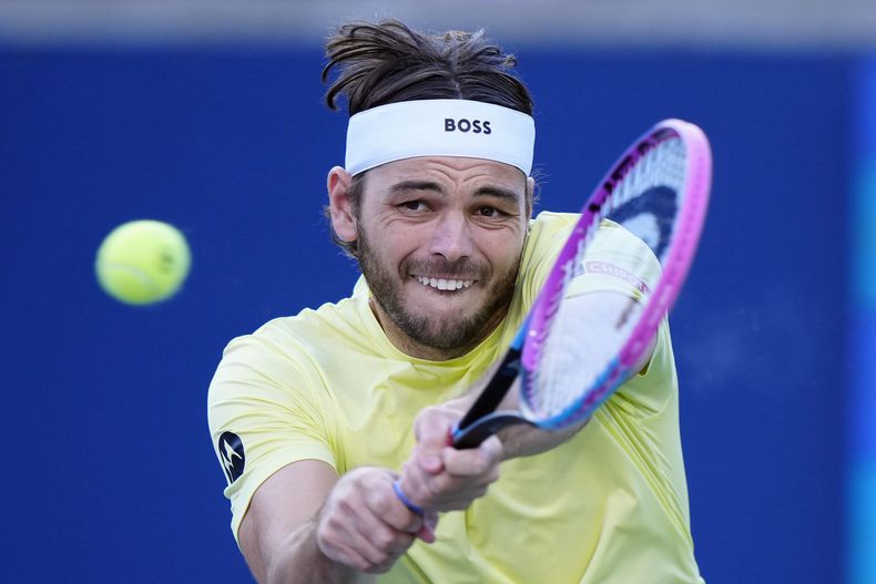 El estadounidense Taylor Fritz regresa un tiro del canadiense Gabriel Dalo en la tercera ronda del Abierto de Toronto el viernes primero de agosto del 2025. (Frank Gunn/The Canadian Press via AP)